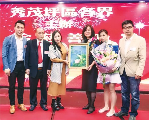 伍汝女士將自己的藝術作品在慈善活動上拍賣將籌得善款捐助給慈善機構 Image